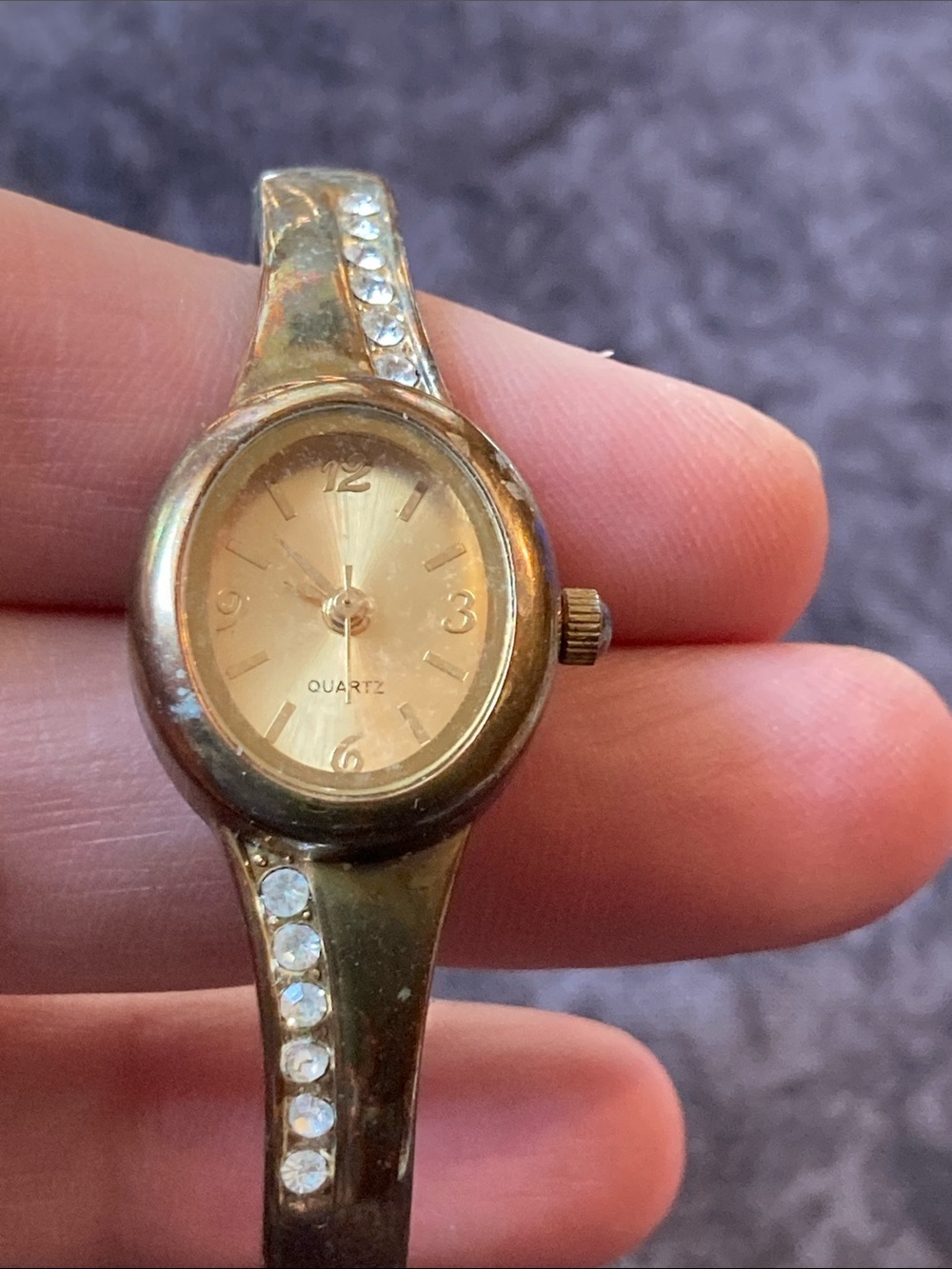 Gold-Tone Crystal Accent Vintage Women's Quartz Watch keeps perfect time